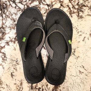 Sanuk Black Flip Flop Sandals